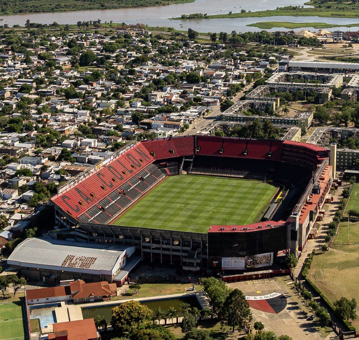 BrianWB10's tweet photo. 🏟️ Informe detallado sobre la capacidad de los estadios de la Ciudad de Santa Fe:

➡️ El estadio Brigadier López de #Colón, conocido como Cementerio de los Elefantes, tiene un aforo final y oficial de 33.716 espectadores.

➡️ El estadio 15 de Abril de #Unión, enclavado en López y Planes, tiene una capacidad final y oficial de 23.725.

✍🏾 Informe presentado por @ellitoral. 
Enlace y detalle presentado por la capacidad de cada sector.  https://t.co/hKVkIlL52z