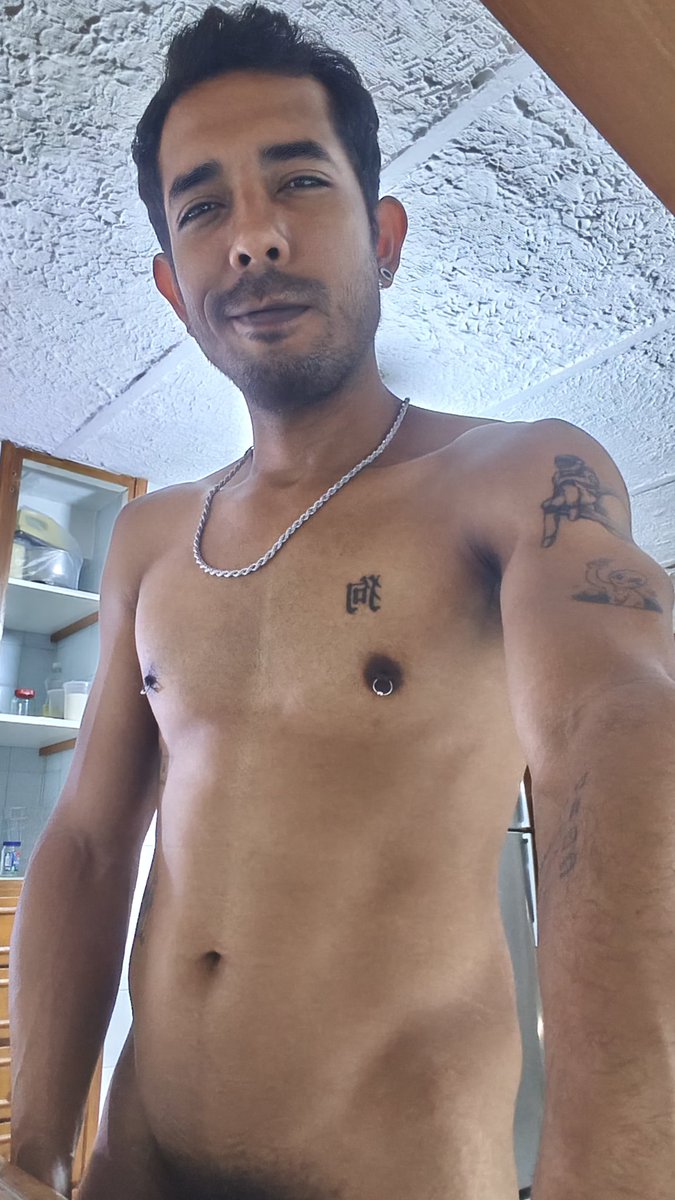 dimeAlek's tweet photo. Y pues... Aquí, sin pelos... Solo en el 🍆... 🤭 https://t.co/H6pOkDMmJQ