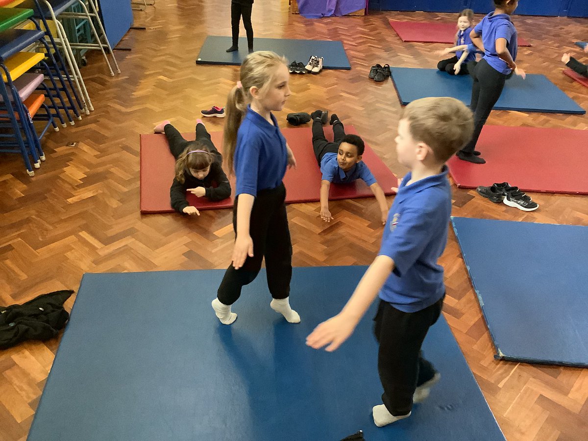 AbbeyPrimary's tweet image. #Y2 are working collaboratively to create a gymnastics sequence with a partner. #PE