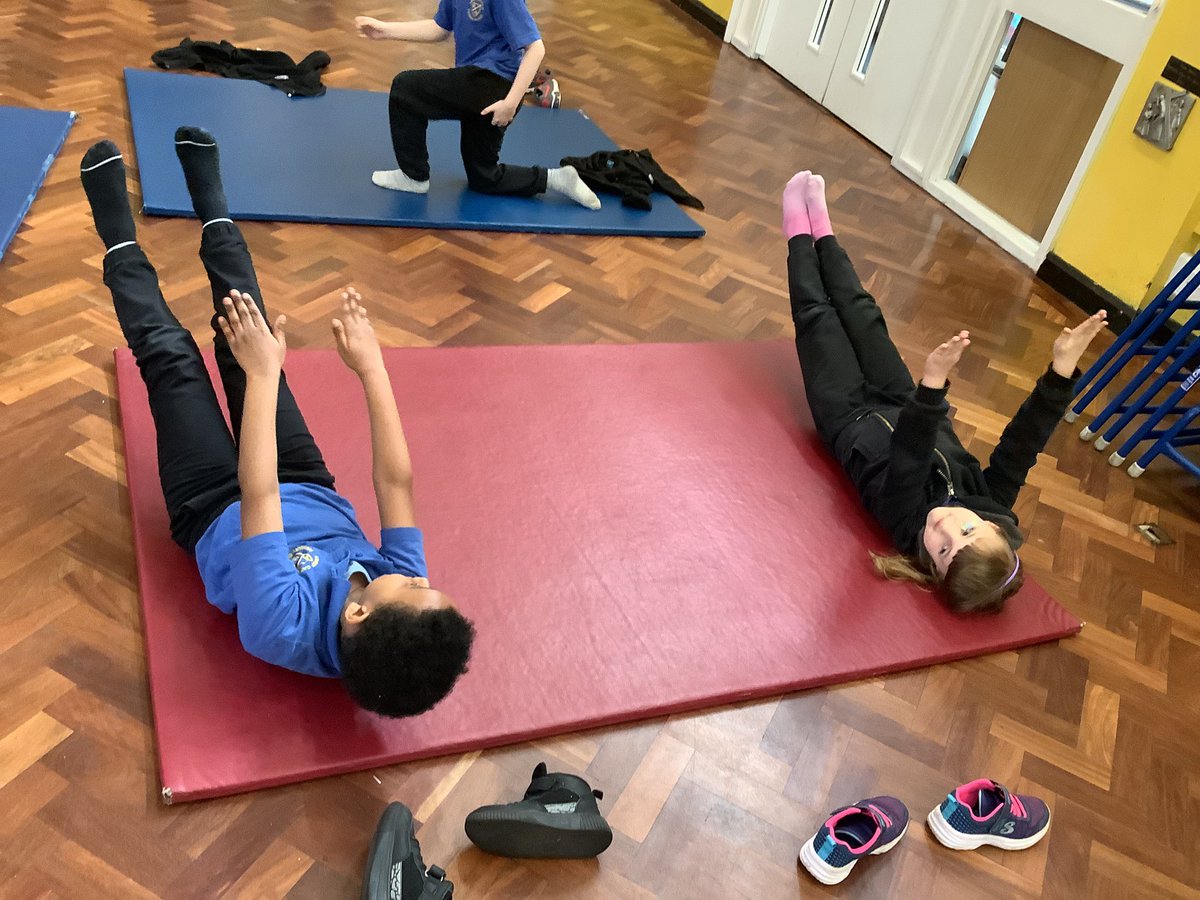 AbbeyPrimary's tweet image. #Y2 are working collaboratively to create a gymnastics sequence with a partner. #PE