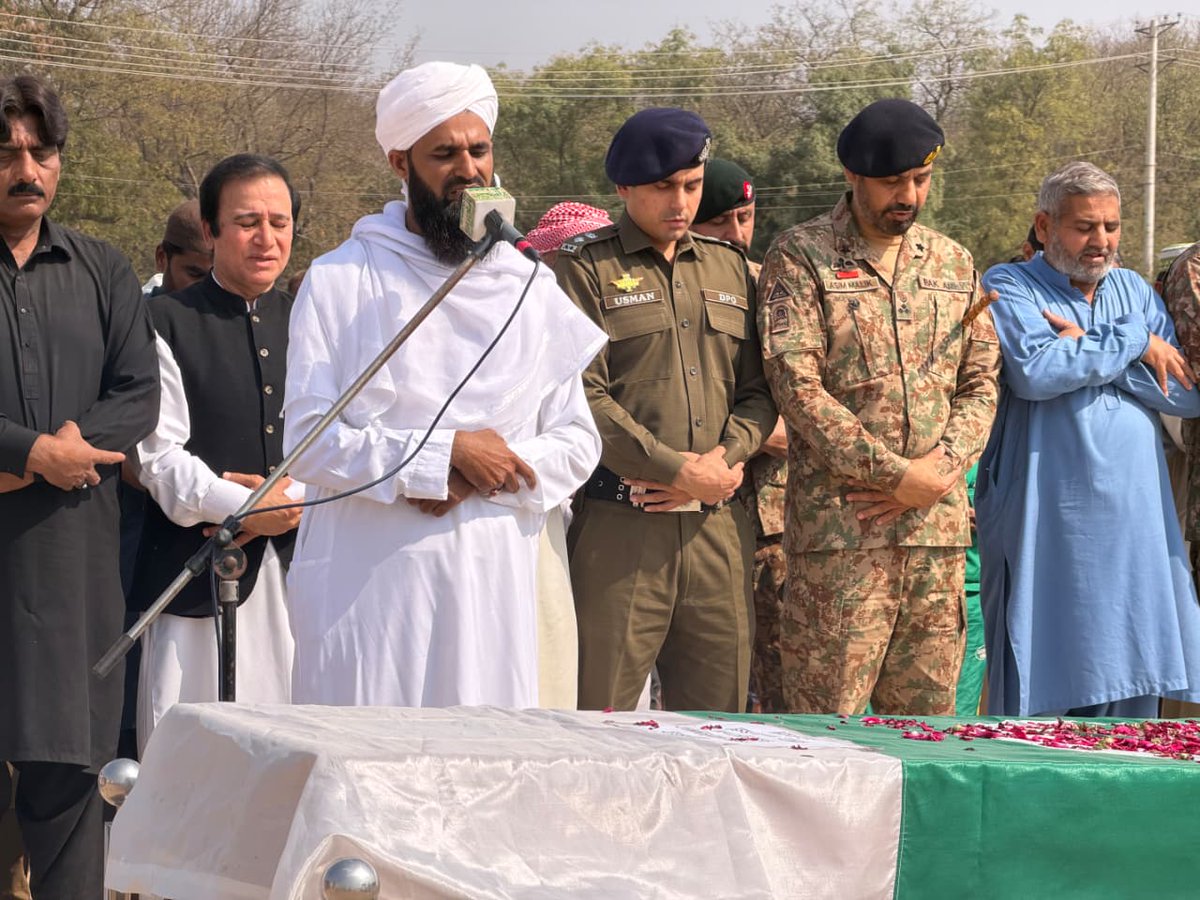 Sahiwalpoliceo1's tweet image. ڈسٹرکٹ پولیس آفیسر ساہیوال محمد عثمان ٹیپو نے پاک فوج کے جوان سپاہی محمد عثمان طارق شہید کی نماز جنازہ میں شرکت کی۔ اس موقع پر پاک فوج کے افسران، پولیس افسران، معززینِ علاقہ اور شہریوں کی بڑی تعداد بھی موجود تھی۔
#SahiwalPolice
#DPO_Sahiwal
#Shaheed
#SaluteToMartyrs
#PakistanArmy