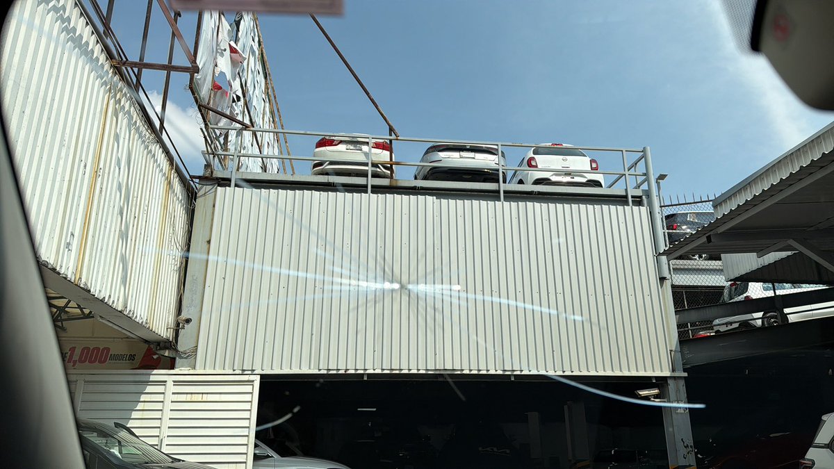 csarcrux's tweet photo. @SubaruMx hola! El sábado lleve mi unidad a servicio en su agencia de Copilco, me la entregaron con el parabrisas roto, no me dijo nada el asesor cobrando el mtto, HOY siguen sin resolver fecha de cambio por negligencia! https://t.co/WYaZ9ZKohz