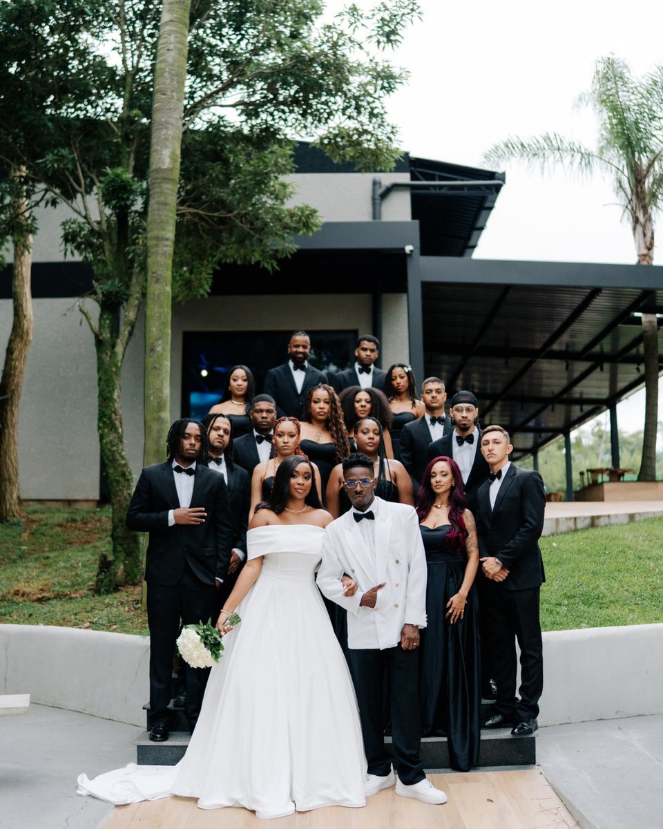 africanize_'s tweet photo. BRASILL! 🇧🇷 O casamento do rapper Malcolm VL com a modelo Beca Shay roubou a cenas nas redes.

Com dress code all black, convidados e familiares do casal transformaram a celebração em um verdadeiro espetáculo de elegância. https://t.co/NmBDWMqjKI