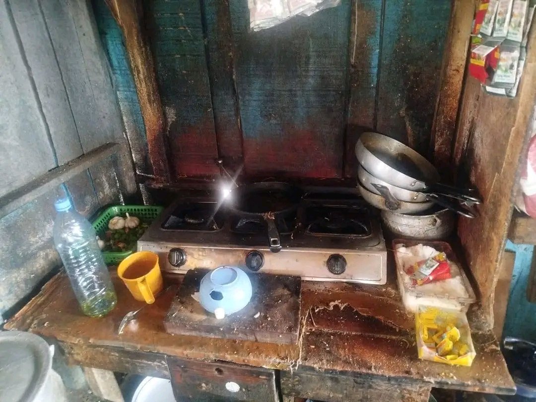 Ivoirowsky's tweet photo. 🇨🇮👮Après la lutte contre l’incivisme routier, les restaurateurs insalubres sont concernés.
Le "Diallo" de la plage de #Modeste est convoqué par la police sanitaire pour une séance de travail. https://t.co/Bwp4gw4KeD