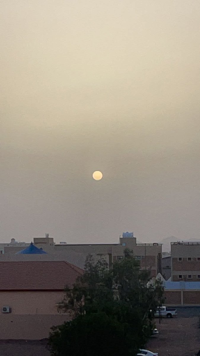 ☢️ شروق شمس صبيحة ليلة 22 رمضان بدون شعاع لفترة قصيرة وبعد كده ظهر لها شعاع قوي في الافق وفعليا يصعب تحديد انها من ضمن الليالي اليقينية بان ليلة القدر قد تكون فيها لعدة اسباب 
في مصر على سبيل المثال كان في الافق عند موضع شروق الشمس
اللهم بلغنا ليلة القدر 🤲