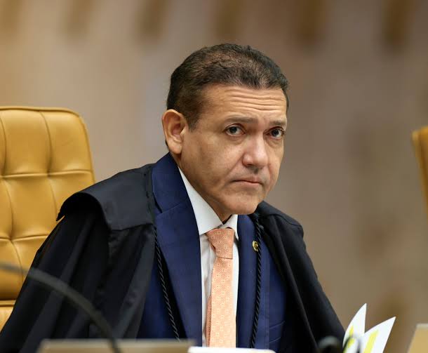 🚨BOLÃO para o JULGAMENTO
sobre a prisão de VORCARO:

- Luiz Fux: prisão
- André Mendonça: prisão
- Gilmar Mendes: soltura (ou domiciliar)

A grande dúvida é: NUNES MARQUES vai votar pela soltura (ou domiciliar) e se enfiar no meio desse turbilhão?!