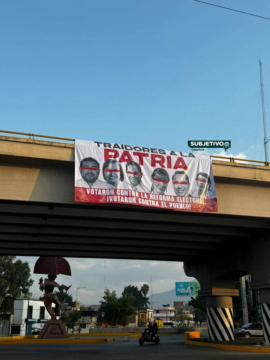 OAXACA NO PERDONA AL PT❌

Así amaneció el puente vehicular de 5 señores en el centro de Oaxaca con lonas que exponen como “Traidores a la Patria” a <a href="/BenjaminRoblesM/">Benjamín Robles</a> y a su esposa que también es diputada federal, por el mismo partido en la misma entidad. 

Lo celebro 👇🏽👏🏽