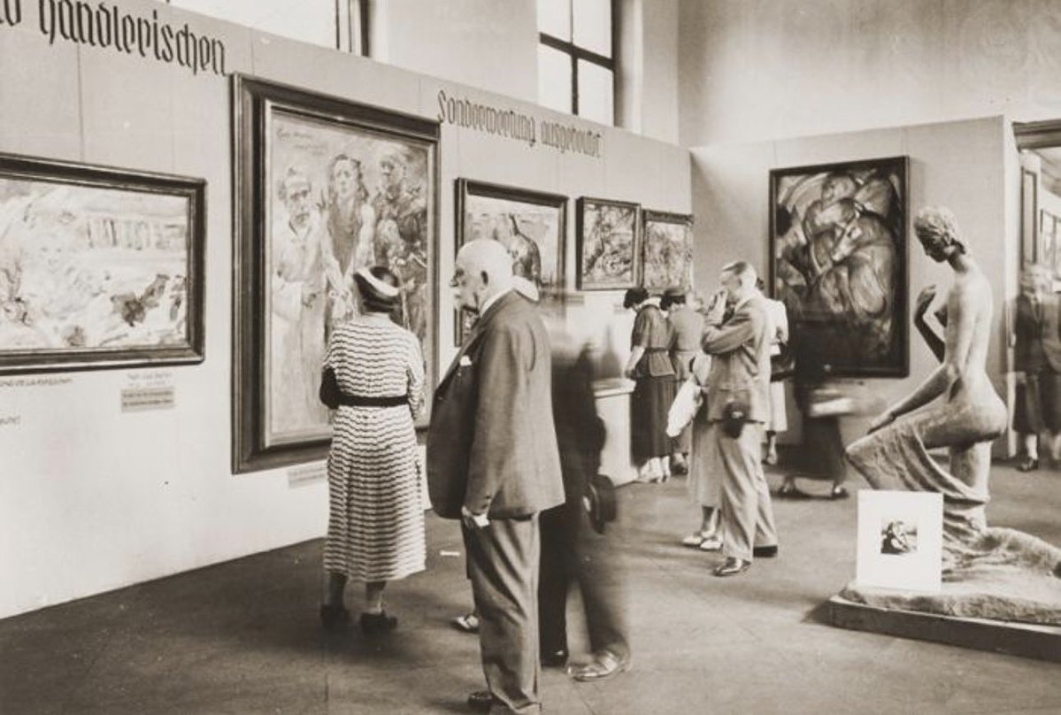 Adolf Hitler fue uno de los que defendió el cristianismo frente a las corrientes ateas marxistas y judías. Por ejemplo, hubo una exhibición en Múnich llamada "Arte Degenerado", organizada por el partido NSDAP en 1937. Dentro de esa muestra se incluyó una escultura llamada