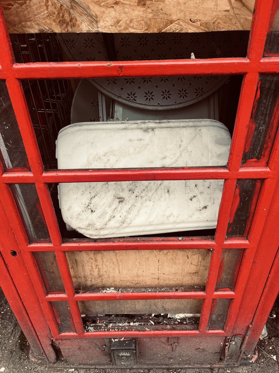 EscalateCSDLR's tweet image. Community volunteers have started clearing what they can. @Royal_Greenwich - why so much bureaucracy to allow us proper, safe access? Instead, we’ve invested in long protective gloves to safely pull out what we can. #GettingThingsDone  by our council doesn’t seem to apply here.