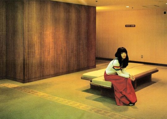 BillPourquoimec's tweet image. Björk (1996) by Takashi Homma 
⌘ Wood grain and waiting