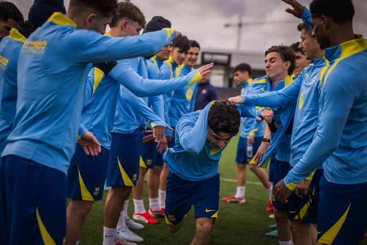 Gavi and his teammates honor Xavi Espart 😍👏🏻❤️💙
