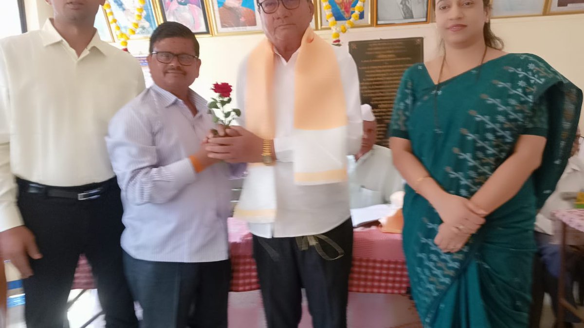 ramapatic's tweet photo. भगूर परिसर ज्येष्ठ नागरिक संस्था भगूर नासिक की मासिक मीटिंग में संचालक श्री अंबादास पाटील का सत्कार करते हुए। https://t.co/6apO6PCtm0