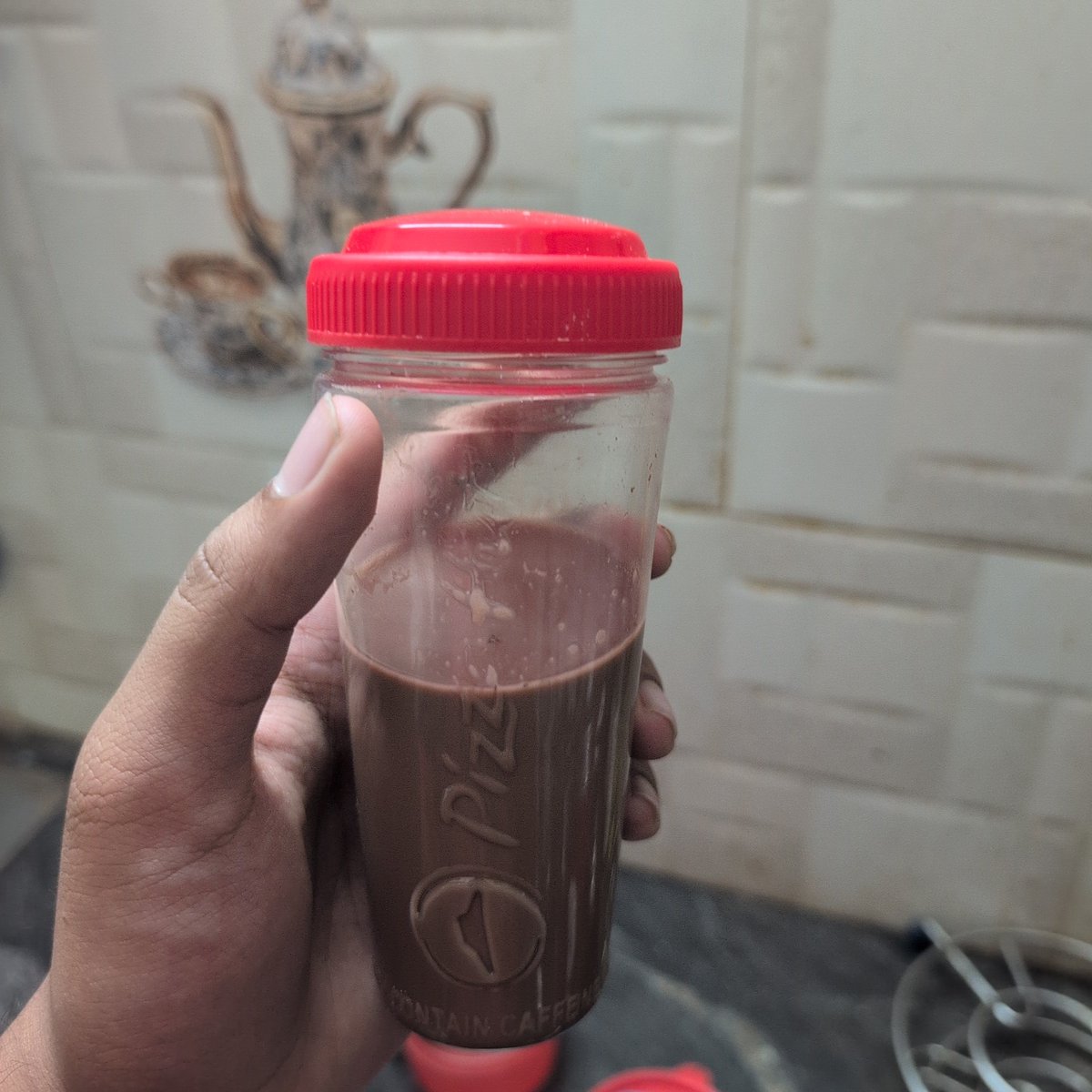 avshrudai's tweet photo. @Swiggy
 @pizzahut
 I checked pizza hut and found they are now selling hot chocolate. I ordered it  and after 40 mins the delivery agent handed me the order and sped up fast. when I opened. It was half empty and had flies and roaches in it. 🤢 please investigate this end to end. https://t.co/y09SHSabY3