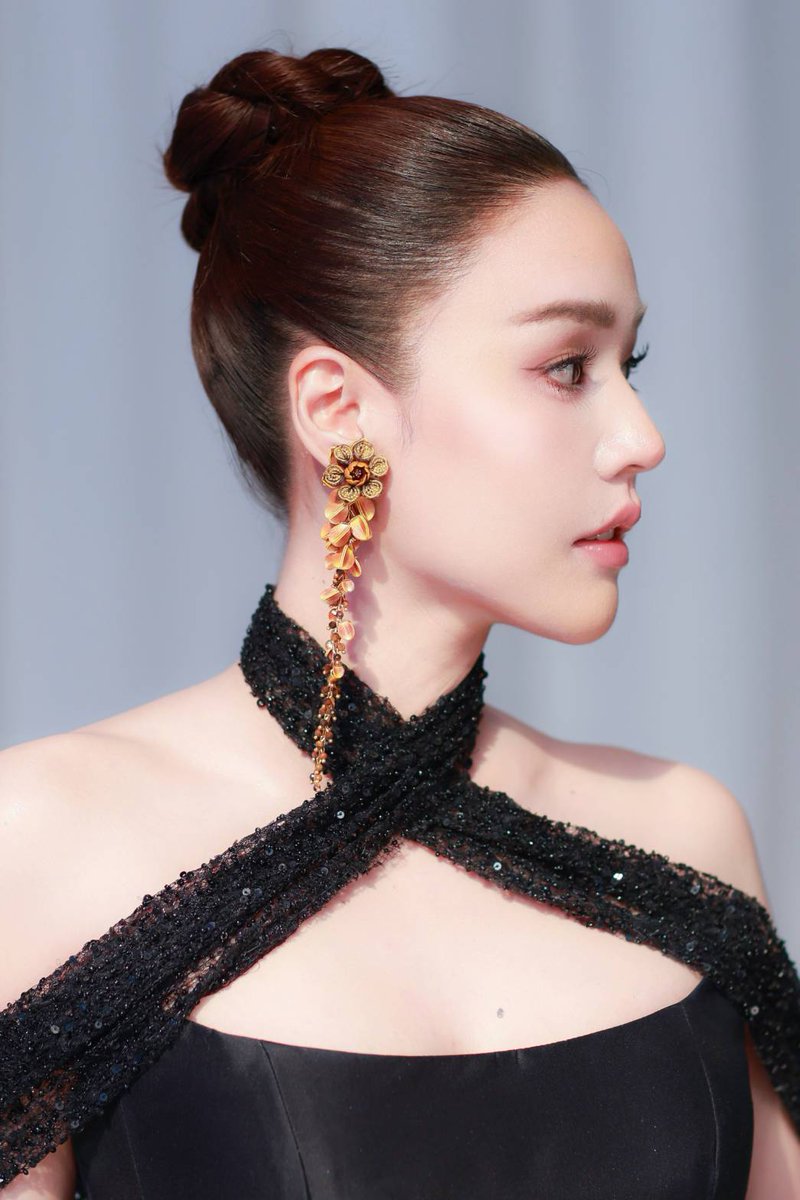 Nitarfanclub999's tweet photo. สวยครบเครื่อง  ต่างหูแบรนด์ #sarran ที่ทำให้ลิซ่า  ชุดก็ #poemcouture อย่าบอกนะค่ายหาให้เพราะดูแล้วไม่น่าใช่😅 ลูกพี่ถ้าจะสวยตะโกนขนาดนี้ ขอให้ปีนี้เป็นปีที่ดีของพี่สักทีนะ ผู้ใหญ่ใครเห็นก็รักก็เมตตานะพี่ แสงส่องอาจจะยังไม่เต็มที่ แต่ใจน้องให้พี่เต็มร้อยเลย
Cr.Nitarworld
#nitar_aniphan