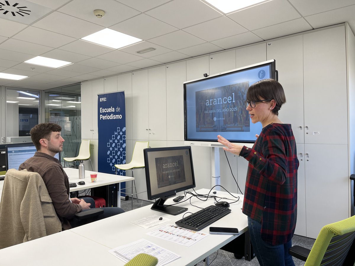 EFEescuela's tweet photo. El buen uso del español en los medios de comunicación ha centrado la clase impartida por Yolanda Tejado (@yolitesa) asesora lingüística de la Fundación del Español Urgente FundéuRAE, en el  @master_uc3m y  @EFEnoticias, en el aula de  @EFEescuela. https://t.co/rcBiqtkVHv