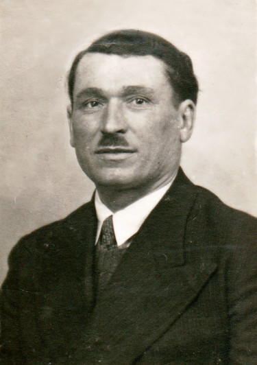 CeJour_Histoire's tweet photo. Il naît en 1897 dans un village d'Italie du Nord. Son père meurt. Sa mère part en France. Il reste seul.

À 6 ans, il est garçon vacher. À 9 ans, il décide de rejoindre Paris. Il ne sait même pas si son argent suffira pour le billet de train.

En 1914, la guerre éclate. Il a 16 ans. Il s'engage dans la Légion étrangère. Sa seule motivation : défendre le pays qui lui a donné à manger.

Il combat au Chemin des Dames. En Argonne. À Verdun.

En 1915, l'Italie entre en guerre. On le renvoie de force se battre pour son pays natal. Il est grièvement blessé.

Après la guerre, il fonde avec ses frères une petite entreprise de fumisterie à Paris. Elle deviendra une multinationale de 3 500 salariés.

En 1939, il obtient enfin la nationalité française. Il a 41 ans.

Il s'appelle Lazare Ponticelli.

Le 12 mars 2008, il meurt à 110 ans. Il est le dernier poilu de France.

Quand on lui propose le Panthéon, il refuse : "Ce n'est pas juste d'attendre le dernier. C'est un affront fait à tous les autres."
