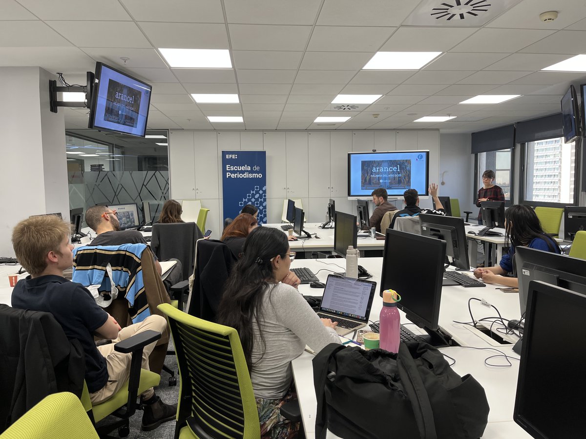 EFEescuela's tweet photo. El buen uso del español en los medios de comunicación ha centrado la clase impartida por Yolanda Tejado (@yolitesa) asesora lingüística de la Fundación del Español Urgente FundéuRAE, en el  @master_uc3m y  @EFEnoticias, en el aula de  @EFEescuela. https://t.co/rcBiqtkVHv