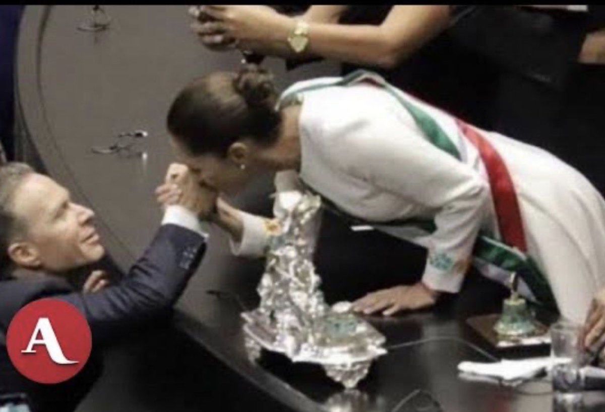 Qué tiempos aquellos cuando la presidenta electa le besaba la mano a Manuel Velasco, líder del Partido Verde. Qué tiempos aquellos cuando <a href="/Claudiashein/">Claudia Sheinbaum Pardo</a> no pensaba que el PVEM era desleal, traidor, o defensor de privilegios. El beso de ayer se convirtió en la bofetada de hoy.