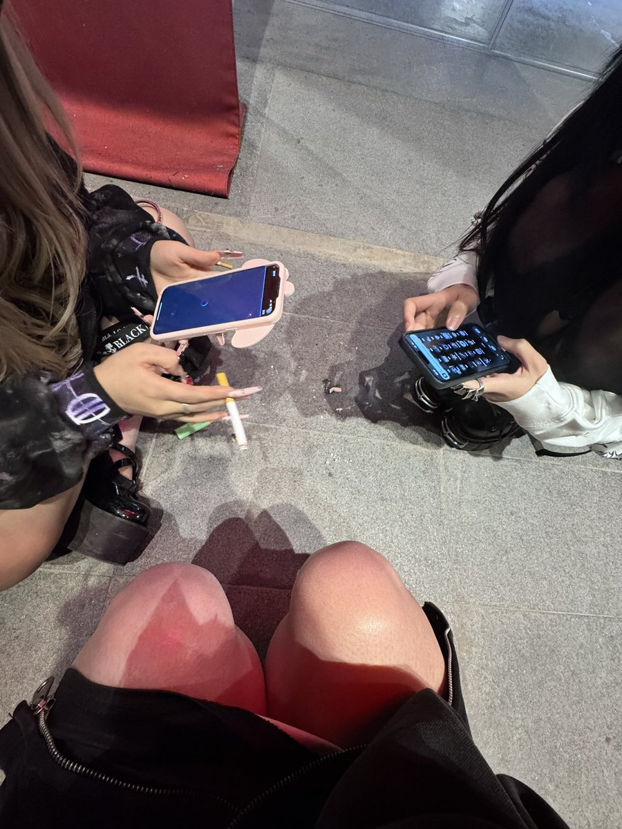 三角ちゃん寝る tweet media