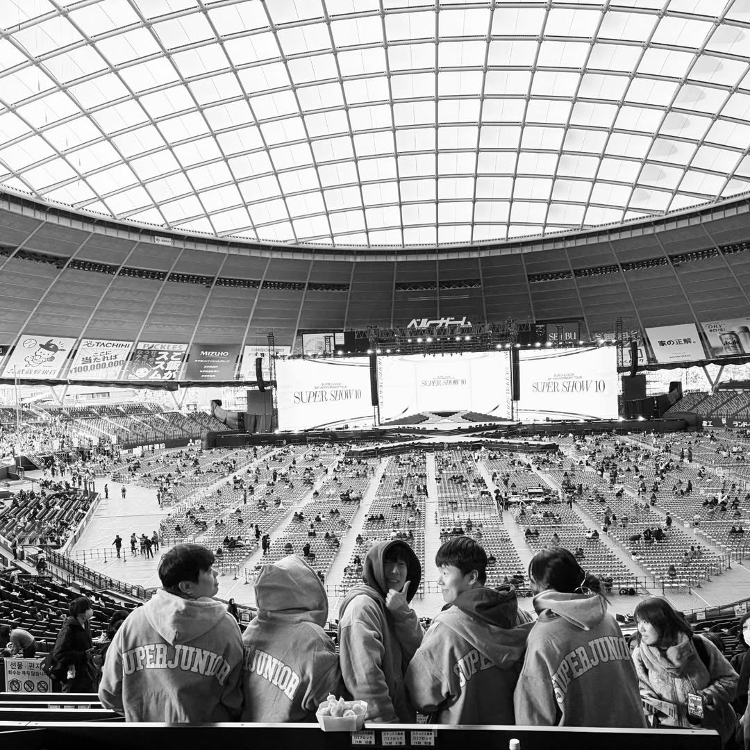 7esung's tweet photo. スジュのマネージャー陣のスパショ10ベルーナドームの写真良すぎる………メンバーとファンだけじゃない、彼らもまたかの戦士だったのだよ… https://t.co/OXJu0E6JbN