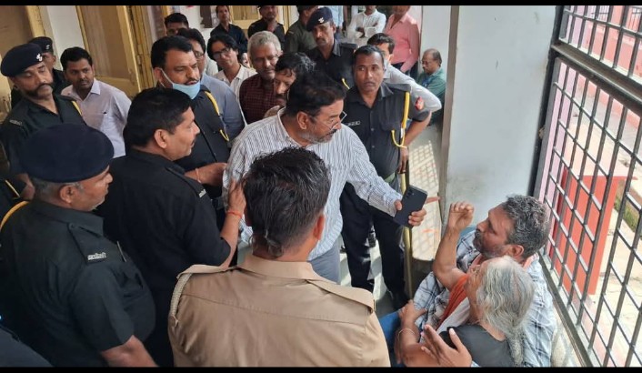 माननीय मुख्यमंत्री पूज्य योगी आदित्यनाथ महराज जी। ये विचलित करने वाली तस्वीर जनपआजमगढ़ जिला अस्पताल की है जहाँ एक बूढ़ी माता जी के साथ हाथापाई एवं अभद्रता अस्पताल के स्टाफ द्वारा की गई है। कृपया कठोर कार्यवाही करने की कृपा करें जिससे कि एक मिसाल बने।
<a href="/myogiadityanath/">Yogi Adityanath</a> <a href="/dmazamgarh/">DM AZAMGARH</a>