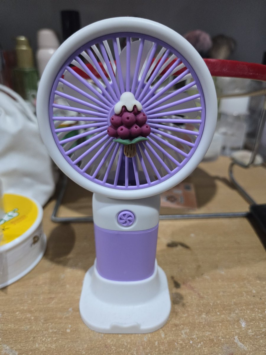 younric's tweet photo. guys aku wts kipas ini lucu bngt oke hand held mini fan bs di diriin kyk di pic
only for 10k rupiah. 
dm guys! https://t.co/wlPFWNQ8mn