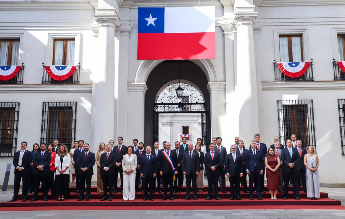 SoyRunnerAVeces's tweet photo. Que mejor equipo de trabajo que éste?? El presidente Kast escogio un team a otro nivel, impecables por fuera y por dentro. #KastChileEstaContigo 🇨🇱🇨🇱🇨🇱 #ManosDerechaDeLosMinistros #SubSecretarios https://t.co/oODmZ60UMU
