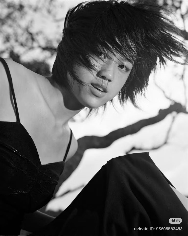 아니 머긔..어떤 사진가분께서 99년에(무려 20살 시절)찍은 탕웨이 사진 올려주셧는데 나 진짜 놀랏어 너무 즇아서…….😭😭😭 치아교정하기 전인데 마스크가 유니크해서 더 좋은..

xhslink.com/o/3fjT2BYqcfP