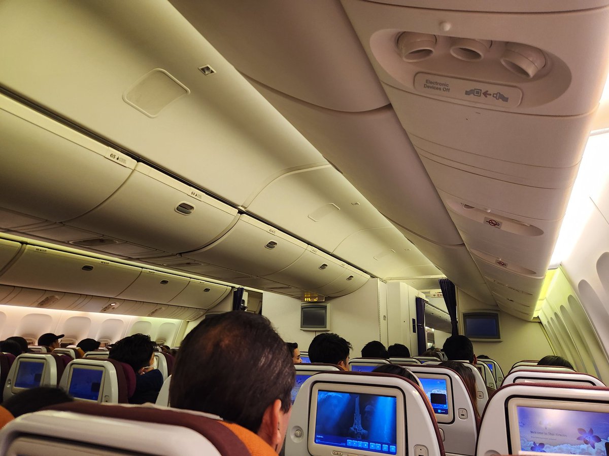 hiroswims551007's tweet photo. 関空線のタイ国際航空、深夜便やのにド満席やから疲れた…
ちなみに機体はB777-300ERでちた https://t.co/KRsUW4eYze