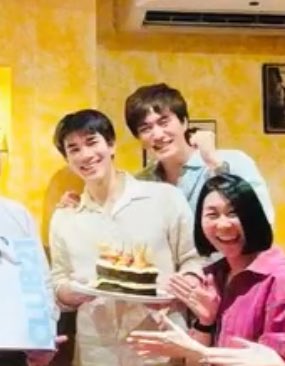 แป๊บนะะะ มืออะมืออออออ แสดงความเป็นเจ้าของมากกกกกกกก แล้วฮีโอบไหล่ยังไงให้น้องโฟ้ดเหลือตัวแค่นั้นวะ ( ˃̣̣̥᷄⌓˂̣̣̥᷅ )( ˃̣̣̥᷄⌓˂̣̣̥᷅ ) 

#GeminiFourth #เจมีไนน์โฟร์ท
#Gemini_NT #Fourthnattawat