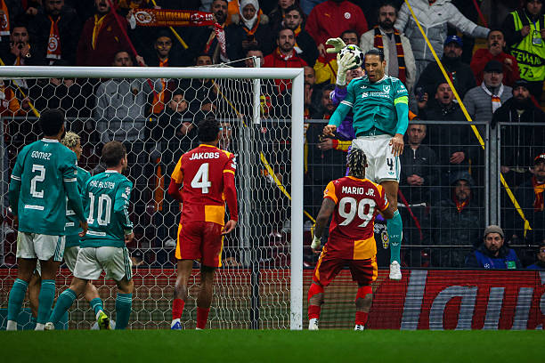 CaminhantesLFC's tweet photo. O Liverpool tentou levar o estilo de jogo da Premier League nesta temporada para a Champions League e não deu certo.

Latereio e lances de bola parada (com os jogadores indo atrapalhar o goleiro e o árbitro marcando falta em alguma das vezes).

Queremos ver o futebol de verdade, não esse tipo de jogada.