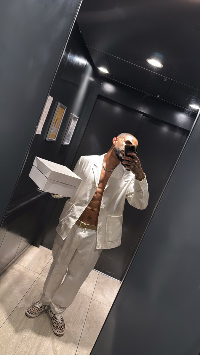 Sandro Farmhouse tweet media