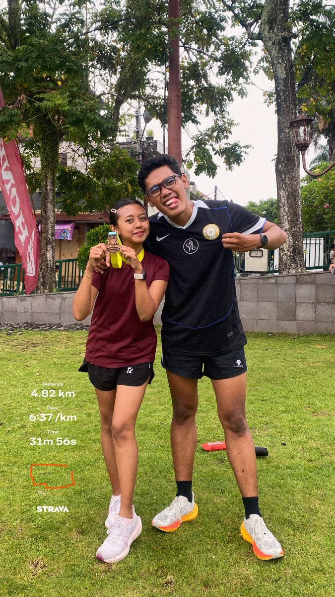 deepeepopy's tweet photo. OKHEY LANJUT~
Dry-fit pertama dan favoritku selain jersey dari event lari wkwkwk bahannya adem, ketebalan kainnya pas, nyerep keringet of course! Pake long run - yoga - pilates, OK BGT!

Btw baju ini yang menghantarkan aku PB di race 5k juga 🤣🫶

https://t.co/oOwwHmxxsa https://t.co/PqRRYthShw