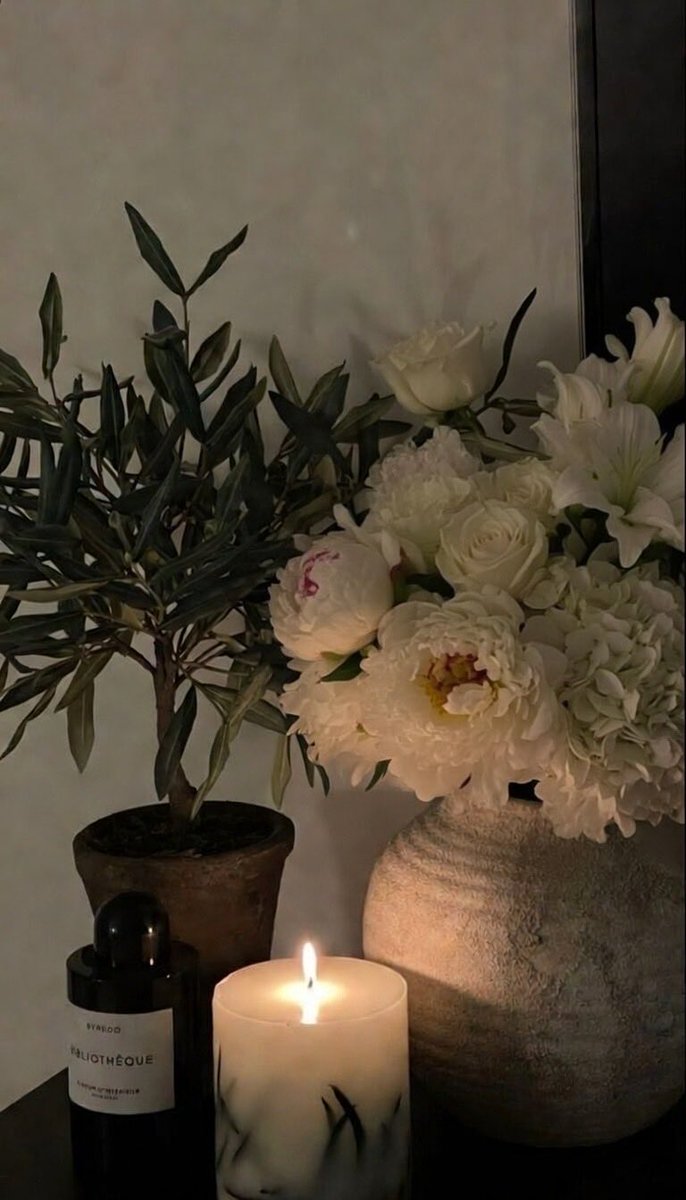 «تضيق بي الدنيا بكبرها من معابيس الوجيه
و هذاك لا منّه تبسّم شفت للدنيا طرف♥️»