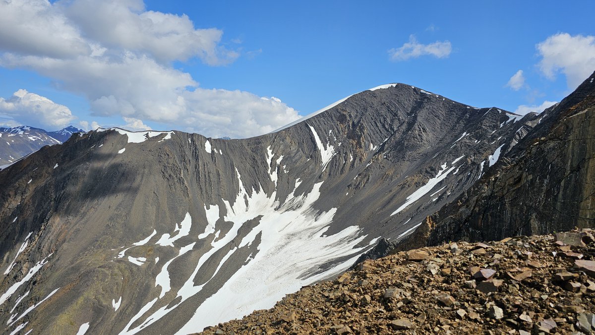 Glacial erosion is one of the reasons Alaska offers such exceptional rock exposure.

For mineral exploration, that means clearer views of lithology, structure, and alteration, often with very little cover.

#MineralExploration #Rangefront #AlaskaGeology