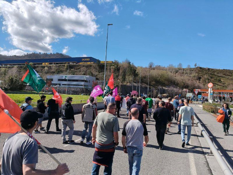 LABsindikatua's tweet photo. 📣 Zubietako Erraustegiko langileen lehenengo lanuztea eta manifestazioa

✊ Gaur, martxoak 12, Zubietako erraustegiko lehenengo lanuztea eta manifestazioa izan da, beraien lan baldintzak arautu behar dituen enpresa hitzarmena aldarrikatzeko

🔗 https://t.co/je1molDnYc https://t.co/EXLsFLKtiZ