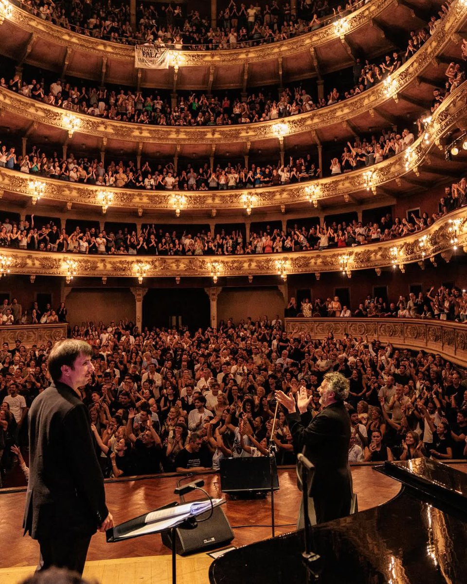 agenciafm_'s tweet photo. #UpdateFM | A sala llena en el Teatro El Círculo, @FitoPaezMusica inauguró Casa Páez con un concierto sinfónico junto a la orquesta dirigida por Javier Mas 🎶

Clásicos como “11 y 6”, “Dar es dar”, “Ciudad de pobres corazones” y “Mariposa Tecknicolor” marcaron la gran noche 🙌🏼✨ https://t.co/zY2Fj3cL0N