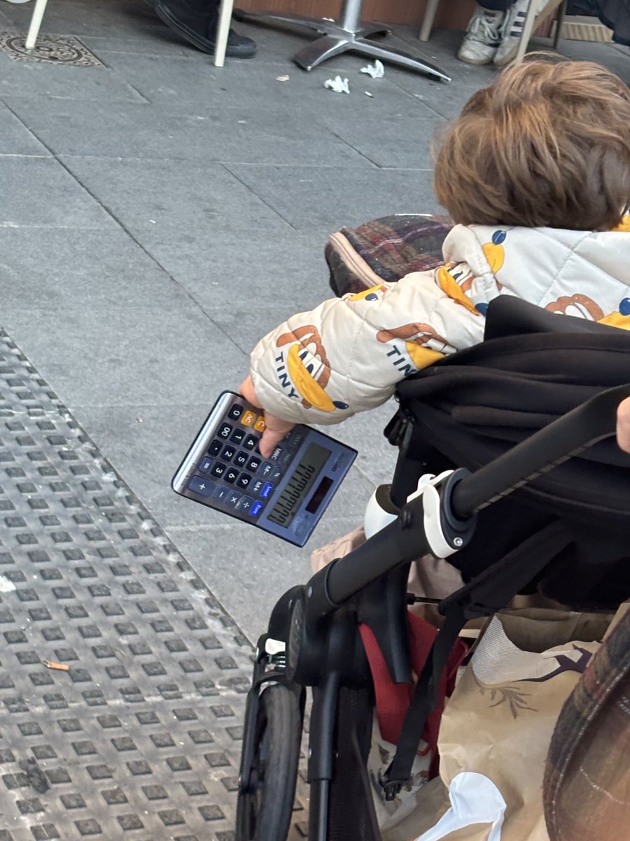 Acabo de ver a este crío con una CALCULADORA en la mano en su carrito y estoy súper a favor. Mucho más divertido que un móvil