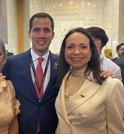 SonPolemicas's tweet photo. Uno se autoproclamó "presidente" de Venezuela y se robó miles de millones en "ayuda humanitaria" y en dinero de CITGO, Monomeros, etc.
La otra pidió bombardeo contra Venezuela, que dejó más de 150 muertos, pidió Sanciones y Bloqueo que causaron sufrimiento y migración.
Basuras. https://t.co/d5Sfu5L8EA