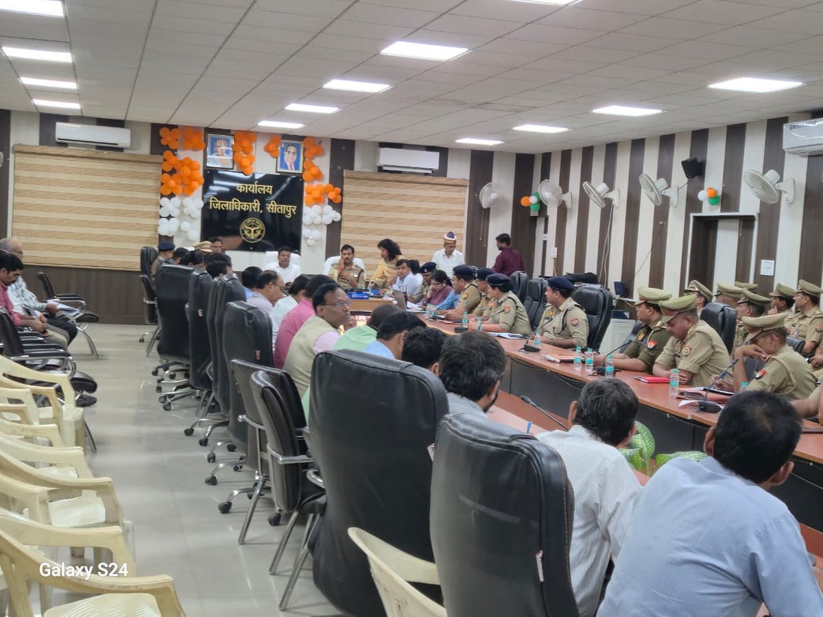 sitapurpolice's tweet photo. उ.नि.ना.पुलिस एवं समकक्ष पदों की सीधी भर्ती परीक्षा-2025 के सुचारु संचालन/संपादन हेतु #DM_SITAPUR व एवं #SP_SITAPUR की अध्यक्षता में डी ब्रीफिंग बैठक आहूत कर उपस्थित अधिकारी/कर्मचारीगण को आवश्यक दिशा निर्देश दिये गये। #UPPolice
@Uppolice https://t.co/tvp6G0GgF8