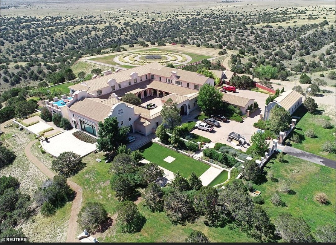 Resti umani trovati a Zorro Ranch 
Non sento notiziari, giornalisti, opinionisti né politici e capi di stato.
La guerra va benissimo 
Esportiamo la democrazia 
E gli affari vanno bene. . . 
#EpsteinFiles