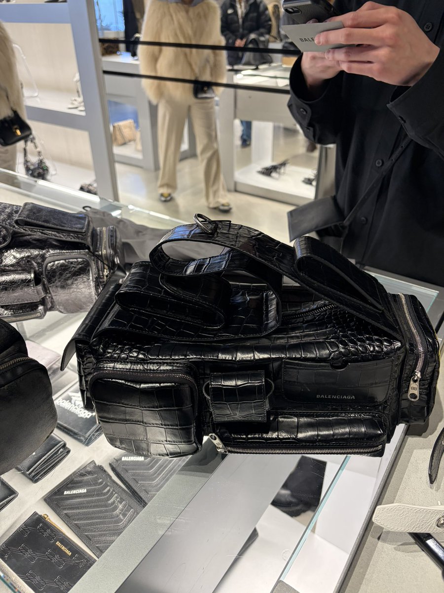jxjxd__'s tweet photo. パリで買ったBALENCIAGA https://t.co/nFCeUIgd0m