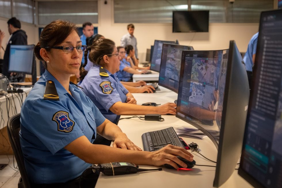 MinSegMendoza's tweet photo. Monitoreo del CEO permitió detener a dos hombres armados en Guaymallén

El seguimiento en tiempo real permitió coordinar un operativo policial que terminó con dos aprehendidos y el secuestro de un arma de fuego.

🔗 https://t.co/ft4n0zueTd https://t.co/kqEfMo7wgC