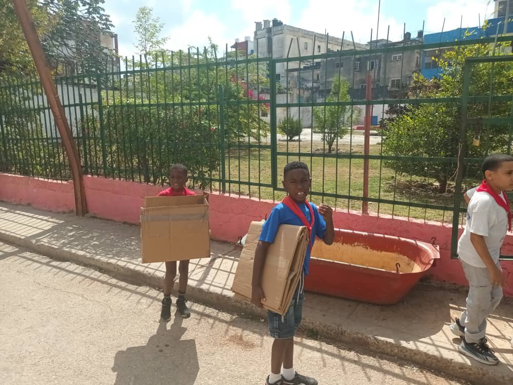 ERMPLH's tweet photo. ♻️Celebrando festival de la materia prima con pioneros de la capital

#RecuperamosValores #LaHabanaViveEnMí https://t.co/FXMpTvu80D