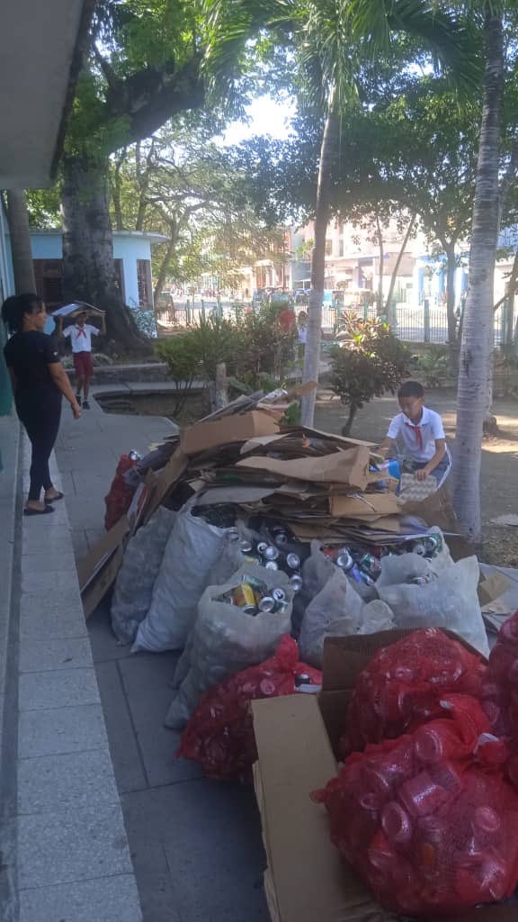 ERMPLH's tweet photo. ♻️Celebrando festival de la materia prima con pioneros de la capital

#RecuperamosValores #LaHabanaViveEnMí https://t.co/FXMpTvu80D