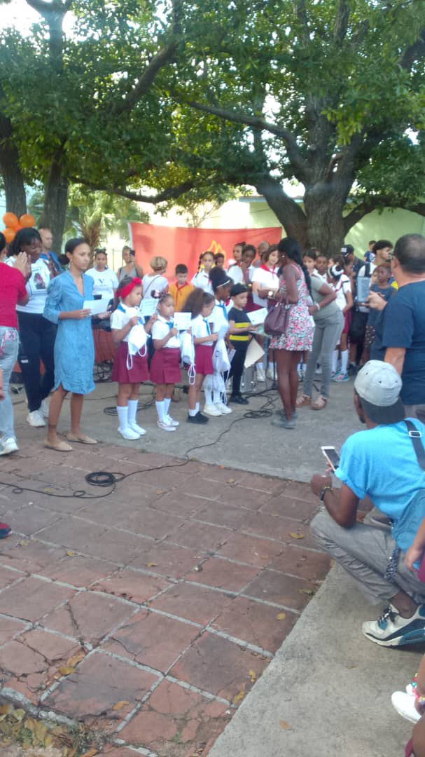 ERMPLH's tweet photo. ♻️Celebrando festival de la materia prima con pioneros de la capital

#RecuperamosValores #LaHabanaViveEnMí https://t.co/FXMpTvu80D