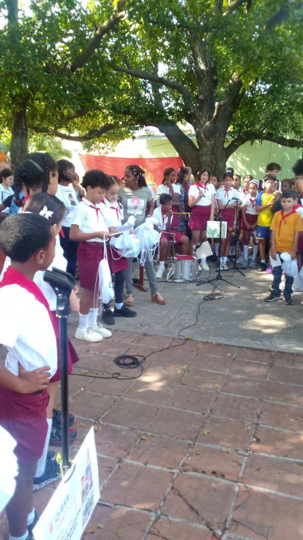 ERMPLH's tweet photo. ♻️Celebrando festival de la materia prima con pioneros de la capital

#RecuperamosValores #LaHabanaViveEnMí https://t.co/FXMpTvu80D