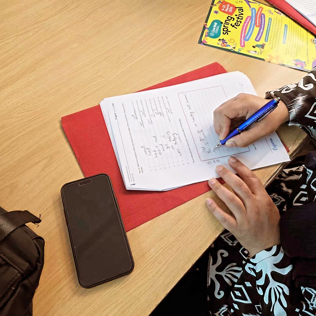 CAS_rochdale's tweet photo. Our ESOL learners made amazing progress this week, practising past tense, grammar, and sharing homework. Beginners are thriving, and next week we’ll focus on real-life speaking for everyday tasks.

#casrochdale #esolclass #communitylearning https://t.co/gmyZxECvdH