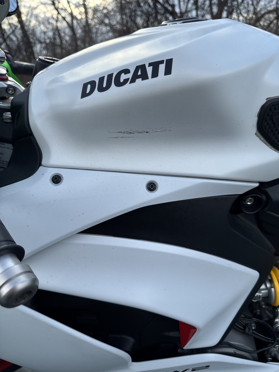 JustinAkaFrom's tweet photo. @SmartStrapsUS hello, I purchased your straps at AutoZone yesterday, 2 straps ripped and failed causing a lot of damage to my motorcycle. I’m only allowed 4 pics but my front fairings and cowl are destroyed. Tank was scratched. https://t.co/pVVPSNMwbF