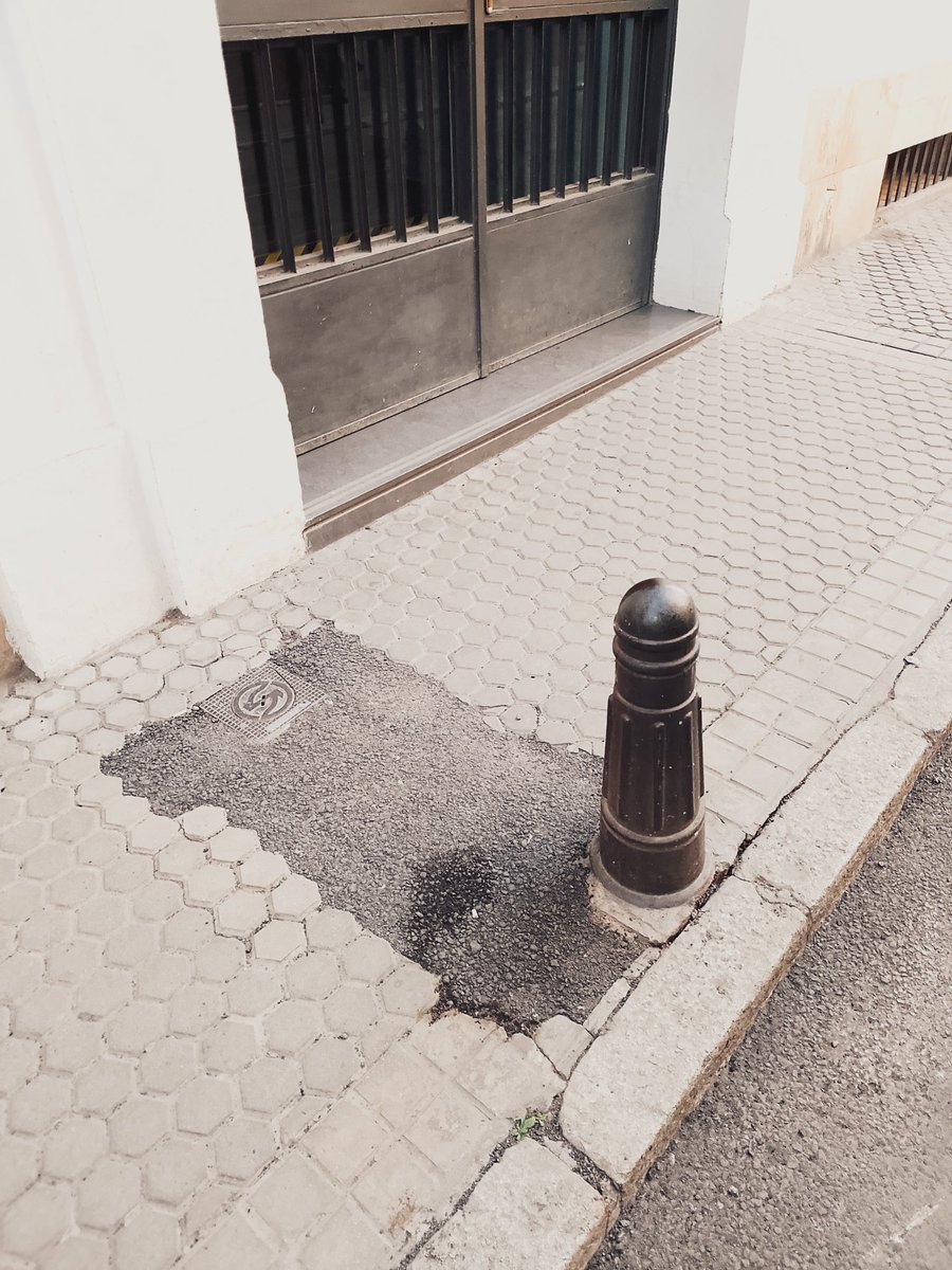 VoceandoSevilla's tweet photo. .@Ayto_Sevilla por fin asfaltaron lo que faltaba, muchas gracias, sólo queda cambiar el cruterío de alquitrán de la acera por lozetas iguales, en la entrada / salida del Colegio https://t.co/gXkGaM1XDb